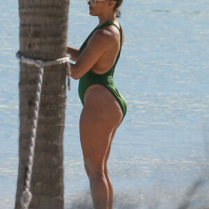 Free Nude Celeb Jennifer Lopez 011 pic