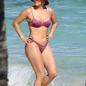 Jennifer Lopez Looks Hot in a Bikini While Pictured with Alex Rodriguez on the Beach (31 Photos) – Leaked Nudes