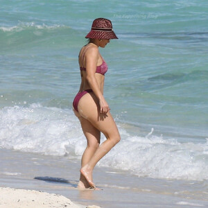 Jennifer Lopez Looks Hot in a Bikini While Pictured with Alex Rodriguez on the Beach (31 Photos) - Leaked Nudes