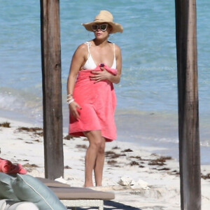 nude celebrities Jennifer Lopez 041 pic