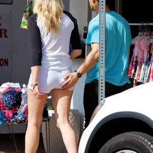 Joe Jonas Grabs Himself a HANDFUL of Wifey Sophie Turner While Out at Lunch (32 Photos) – Leaked Nudes