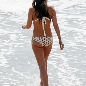 Jordana Brewster Looks Half Her Age Frolicking on the Beach (27 Photos) – Leaked Nudes