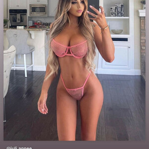 Celeb Naked Juli Annee 002 pic