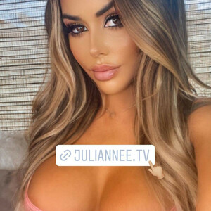 Nude Celeb Pic Juli Annee 004 pic