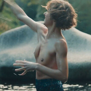 Free Nude Celeb Julia Koschitz 004 pic