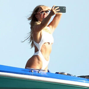 Naked celebrity picture Julianne Hough 008 pic