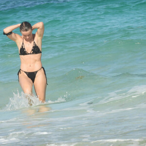 Naked Celebrity Julianne Hough 059 pic