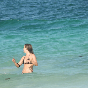 Free nude Celebrity Julianne Hough 063 pic