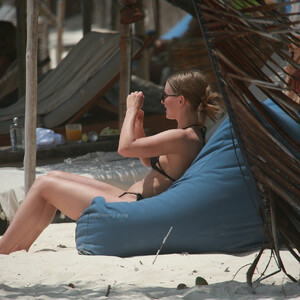 Celeb Naked Julianne Hough 097 pic
