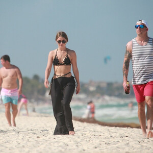 Celebrity Nude Pic Julianne Hough 124 pic