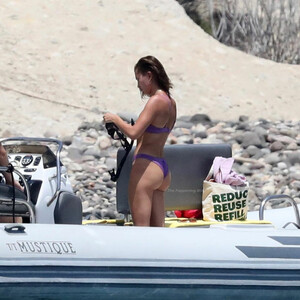Naked celebrity picture Hailey Baldwin 005 pic