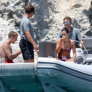 Free Nude Celeb Hailey Baldwin 010 pic