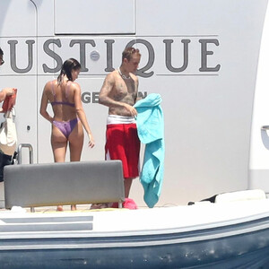 Best Celebrity Nude Hailey Baldwin 017 pic
