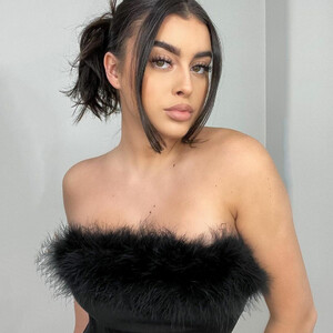 Hot Naked Celeb Kalani Hilliker 005 pic