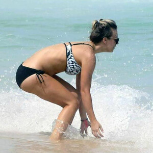 Free nude Celebrity Kaley Cuoco 039 pic