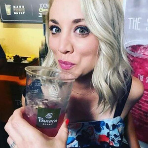 Famous Nude Kaley Cuoco 044 pic