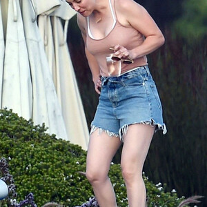 Real Celebrity Nude Kaley Cuoco 081 pic
