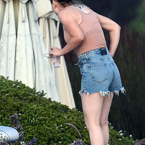 Free nude Celebrity Kaley Cuoco 085 pic