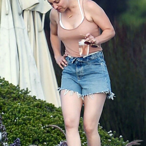 Celeb Nude Kaley Cuoco 087 pic