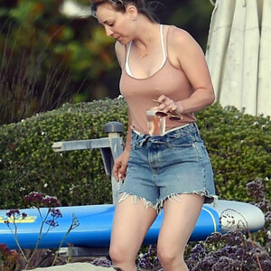 Free nude Celebrity Kaley Cuoco 096 pic