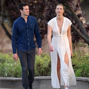 Karlie Kloss & Joshua Kushner Enjoy a Romantic Walk Together (33 Photos) – Leaked Nudes