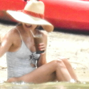 Celebrity Naked Kate Hudson 017 pic