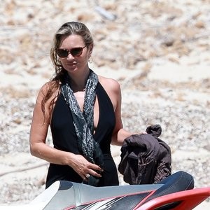 Kate Moss Shows Off Her Nude Tits on the Beach (74 Photos) - Leaked Nudes