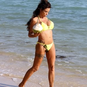 Katie Price Looks Sexy in her Yellow Bikini (11 Photos) – Leaked Nudes