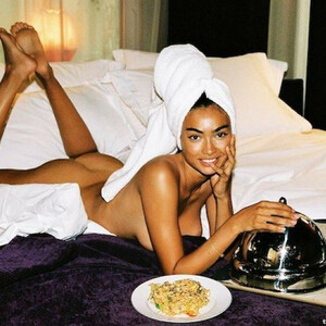 Naked Celebrity Pic Kelly Gale 033 pic
