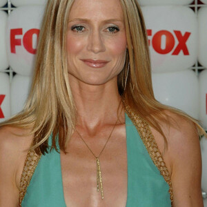 Naked celebrity picture Kelly Rowan 003 pic