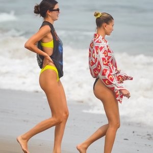 Kendall Jenner & Hailey Baldwin Enjoy a Girls Day in Malibu (93 Photos) – Leaked Nudes