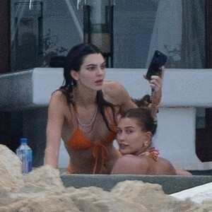 Nude Celeb Pic Hailey Baldwin 003 pic