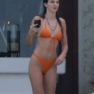 Naked celebrity picture Hailey Baldwin 005 pic