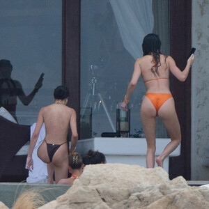 Famous Nude Hailey Baldwin 009 pic