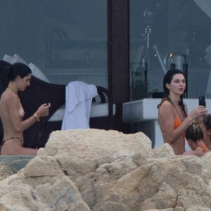 Celebrity Nude Pic Hailey Baldwin 012 pic