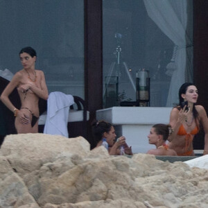 Naked celebrity picture Hailey Baldwin 017 pic