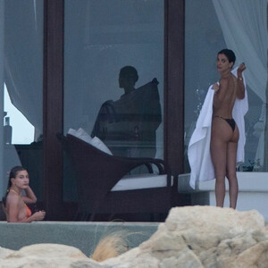 Naked celebrity picture Hailey Baldwin 031 pic