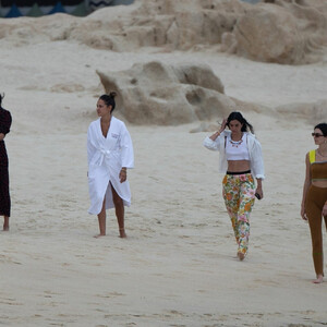 Nude Celeb Pic Hailey Baldwin 042 pic