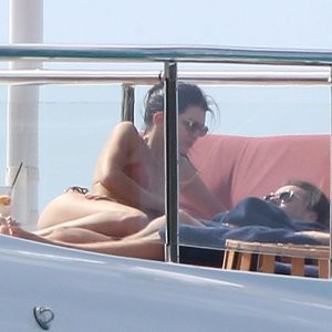 Naked Celebrity Kendall Jenner 015 pic