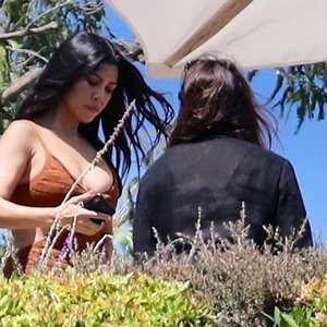 Kendall Jenner & Kourtney Kardashian Film KUTK in Malibu (44 Photos) – Leaked Nudes
