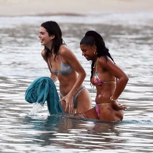 Celebrity Naked Kendall Jenner 040 pic