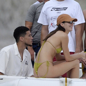 Free Nude Celeb Kendall Jenner 013 pic