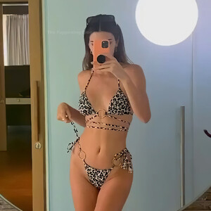 Kendall Jenner Shows Off Her Sexy Figure in Bikinis (7 Pics + Videos) - Leaked Nudes