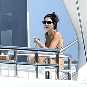 Famous Nude Kendall Jenner 016 pic