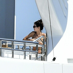 Famous Nude Kendall Jenner 023 pic