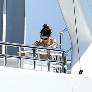 Free Nude Celeb Kendall Jenner 025 pic