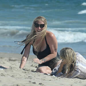 Famous Nude Kesha 028 pic