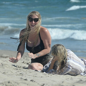 Famous Nude Kesha 029 pic