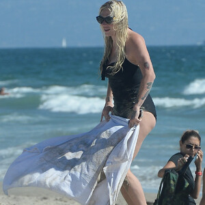 Naked celebrity picture Kesha 038 pic