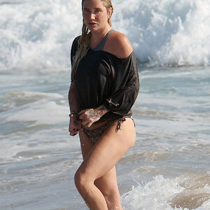 Naked celebrity picture Kesha 026 pic